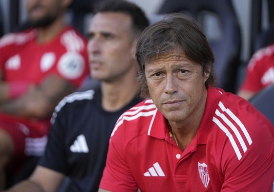 Matías Almeyda, en el banquillo del Sevilla durante el amistoso ante el Sunderland