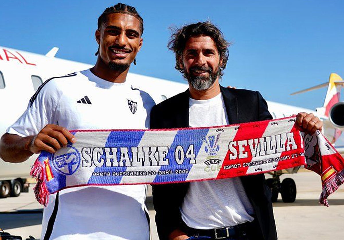 Badé y Escudé posan con la bufanda de la eliminatoria 05-06