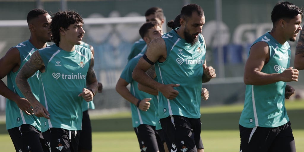 Vieites y Borja Iglesias, fuera de la convocatoria del Betis para el amistoso en Córdoba