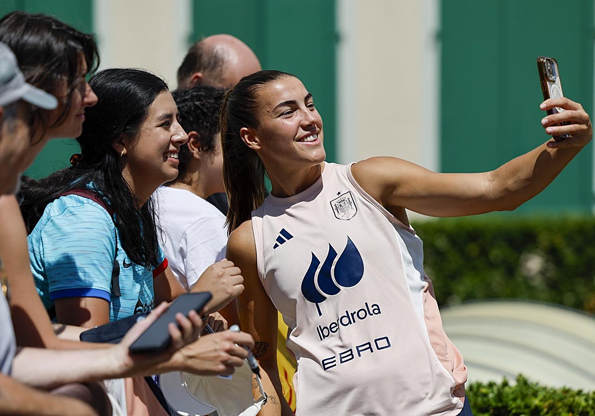 Patri Guijarro atiende a varios aficionadas a la salida del entrenamiento