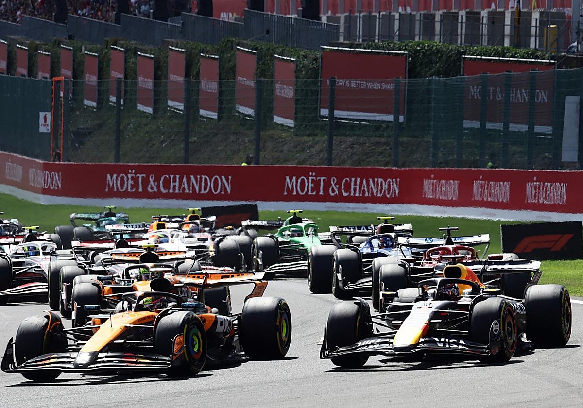 Salida de la carrera esprint en Spa, con Piastri y Verstappen delante