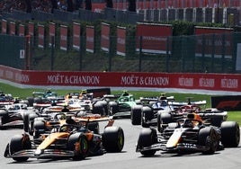 Salida de la carrera esprint en Spa, con Piastri y Verstappen delante