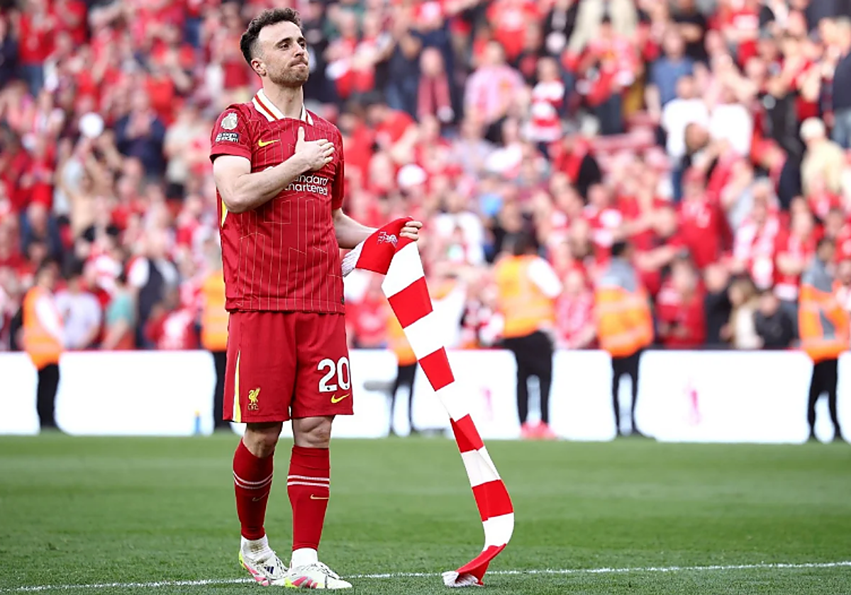 Diogo Jota celebra con los aficionados del Liverpool el título de la Premier League