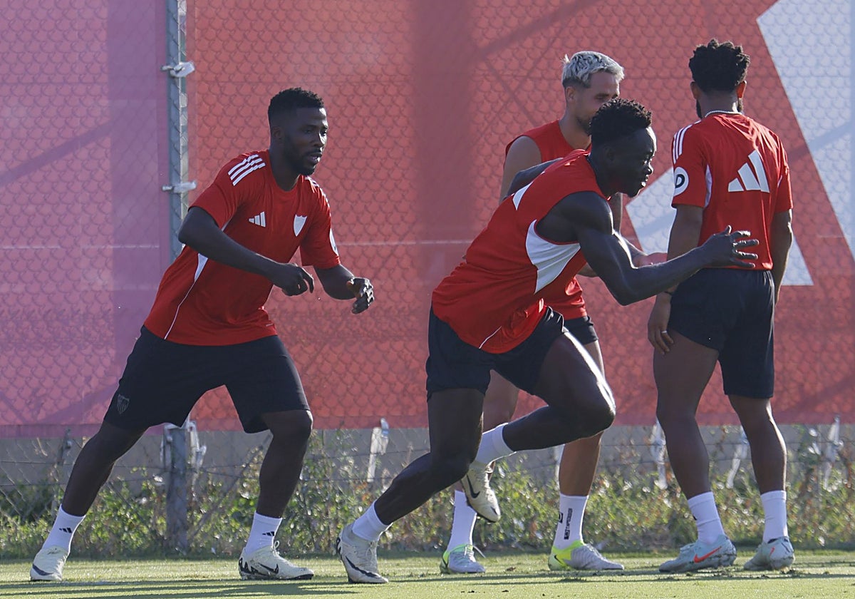 Iheanacho y Akor Adams, durante un entrenamiento del Sevilla