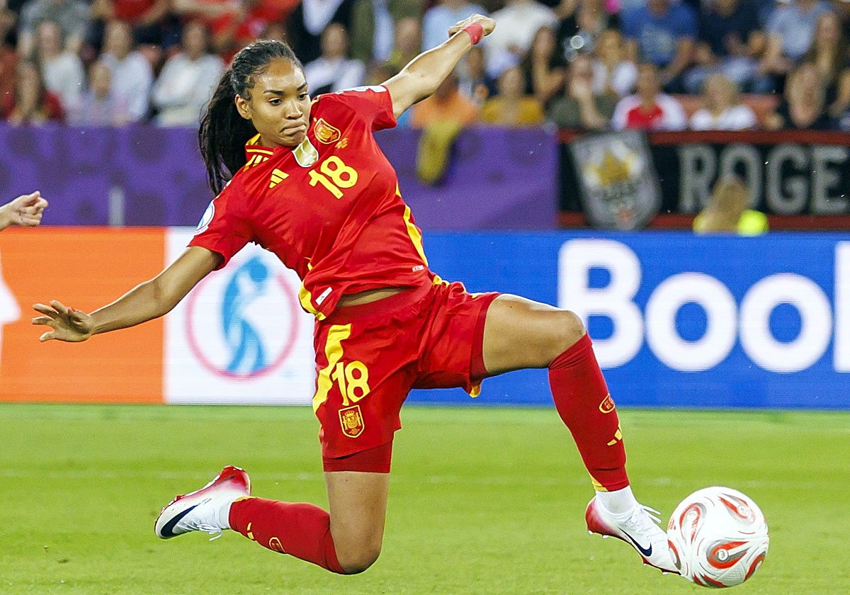 Salma Paralluelo alcanza un balón