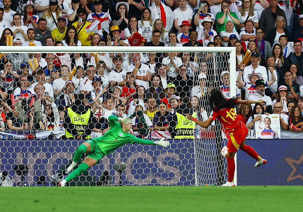 Salma Paralluelo, durante su lanzamiento en la tanda de la final