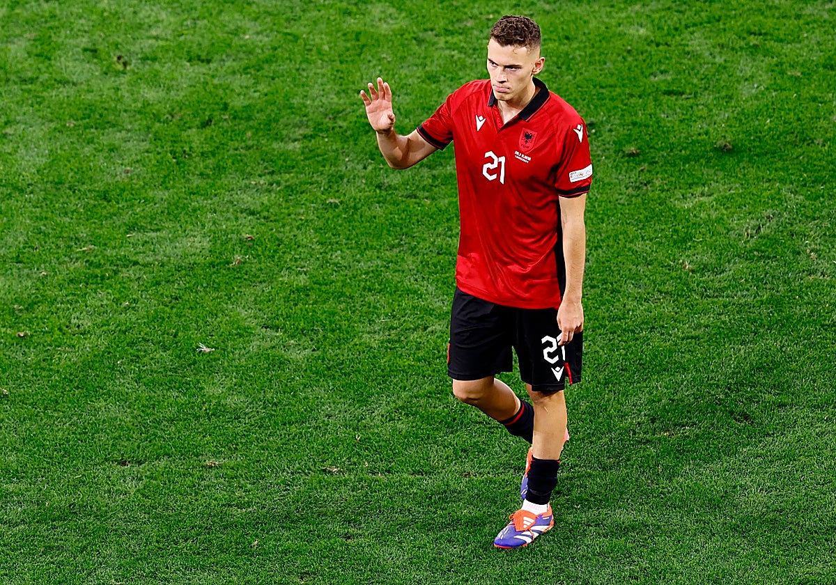 Asllani, durante un partido con la selección albanesa