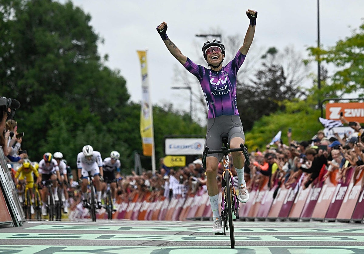 Mavi García, feliz al cruzar la línea de meta