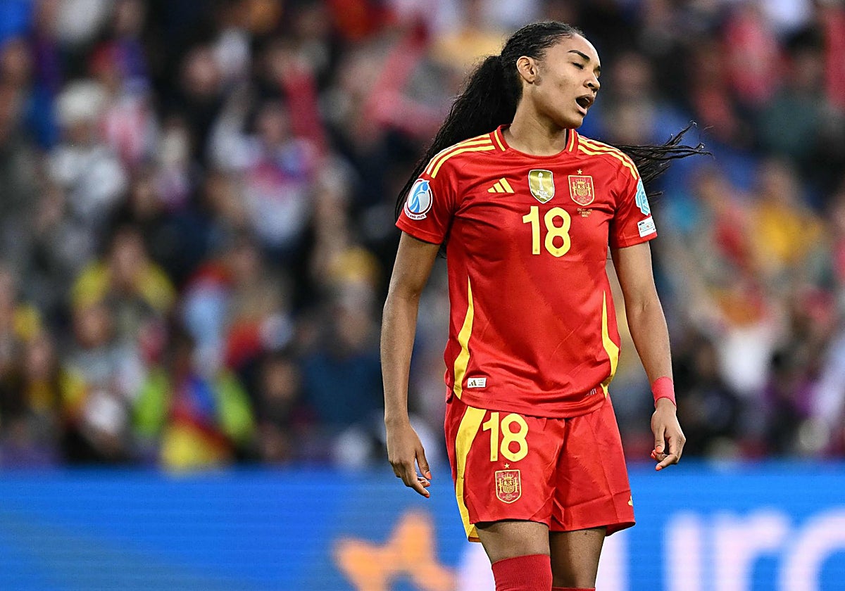 Salma Paralluelo se lamenta tras fallar desde el punto de penalti
