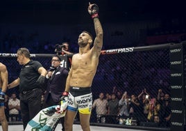 Hecher Sosa señala al cielo tras una victoria en WOW