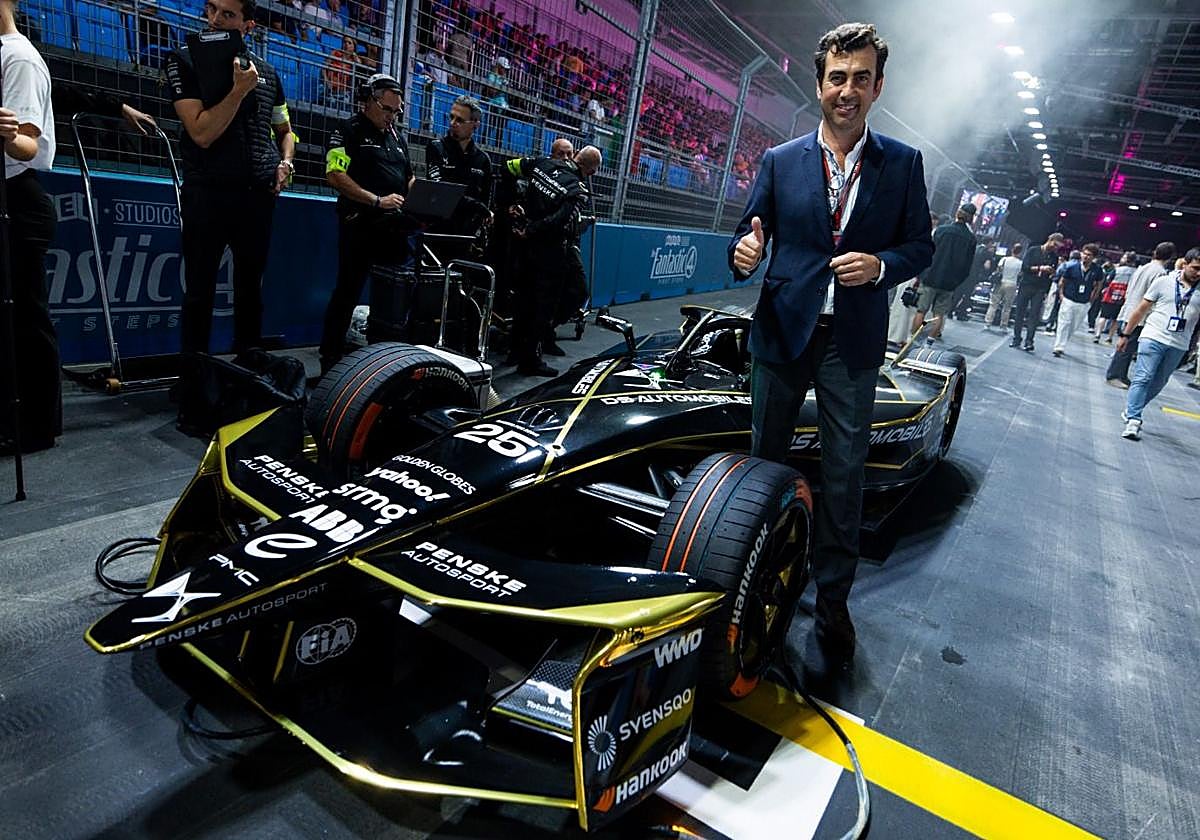 Alberto Longo, junto al monoplaza de Jean-Éric Vergne del equipo DS Penske