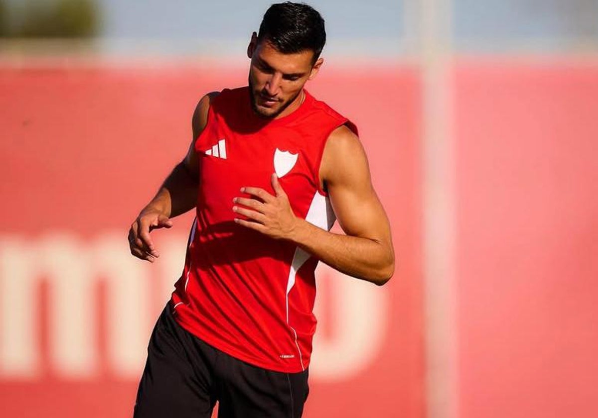 Rafa Mir, durante uno de los entrenamientos con el Sevilla FC