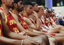 Los jugadores de la selección, durante la presentación del equipo
