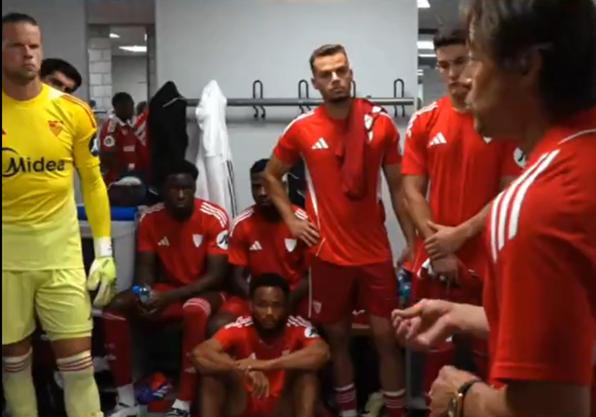 Matias Almeyda se dirige a sus jugadores en el vestuario