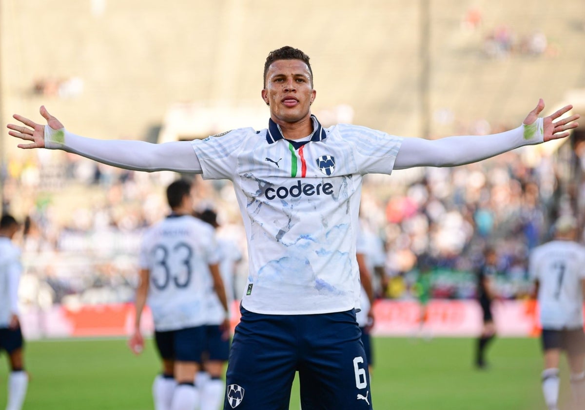 Nelson Deossa celebra un gol que marcó con el Rayados de Monterrey
