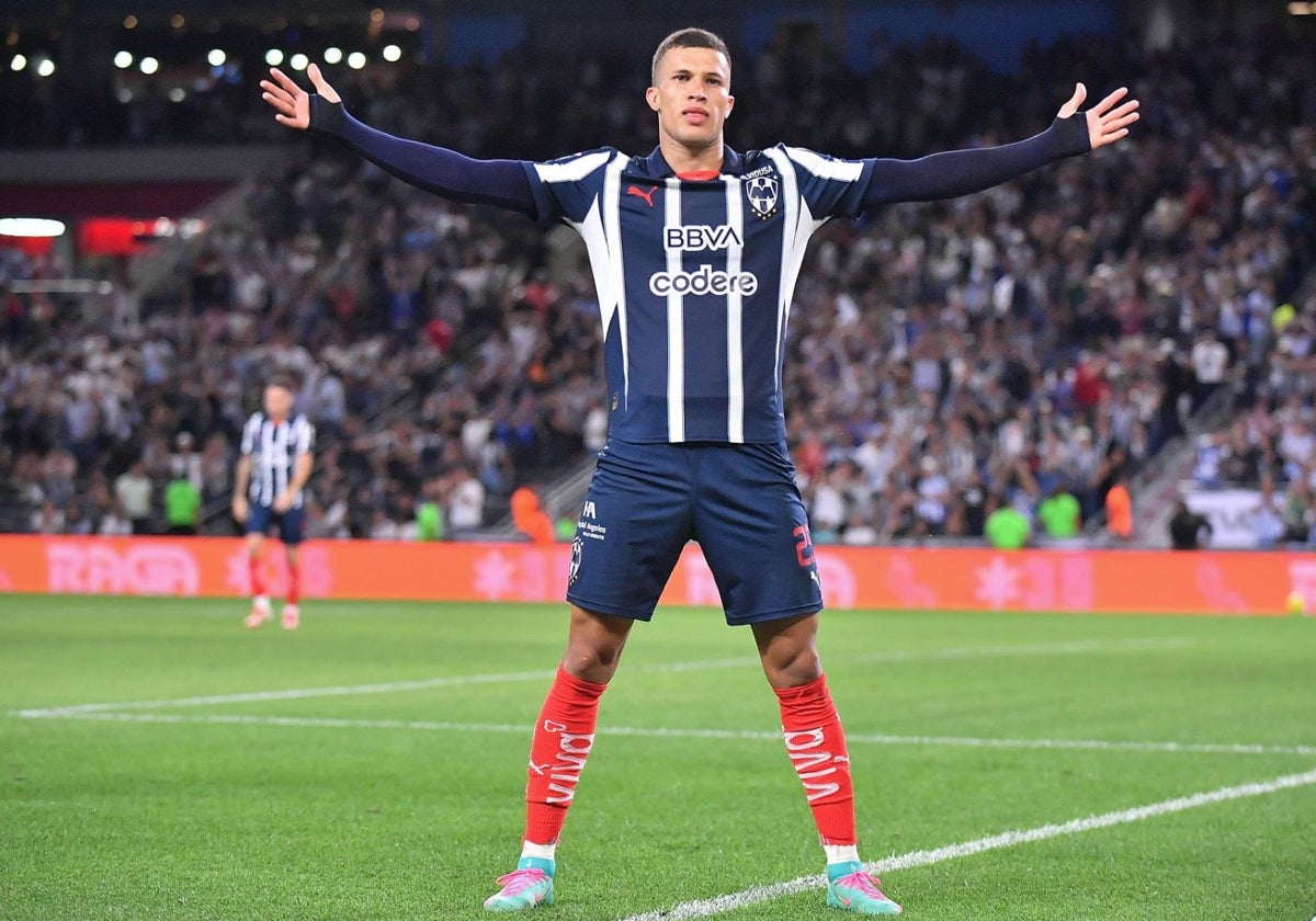 Nelson Deossa celebra un gol con el Rayados de Monterrey
