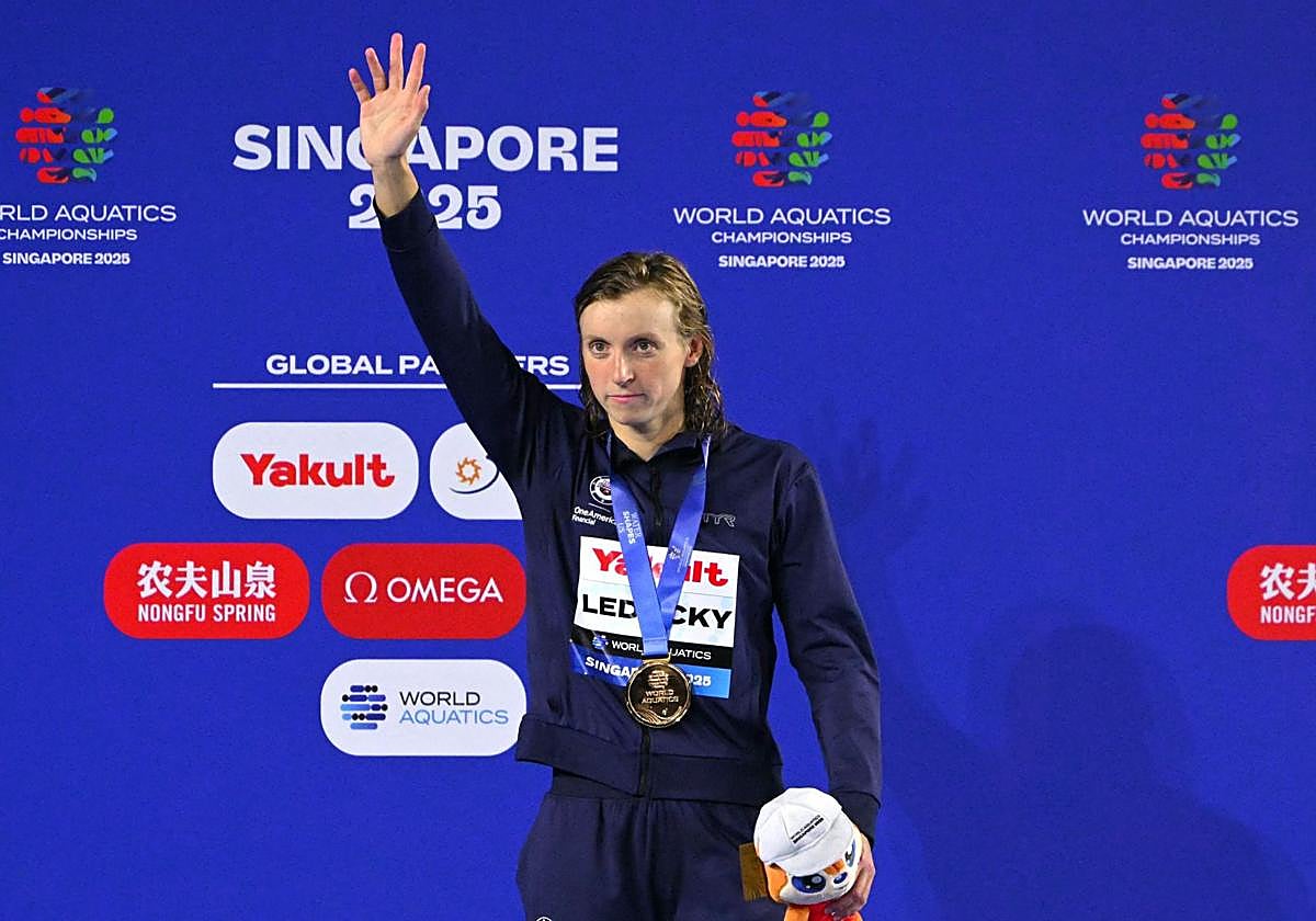 Katie Ledecky celebra el oro en la prueba de 1500 metros libres en el Mundial de Singapur