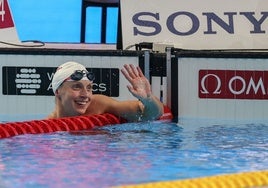 Ledecky saluda, a la espera de sus rivales, tras terminar su prueba de los 1.500