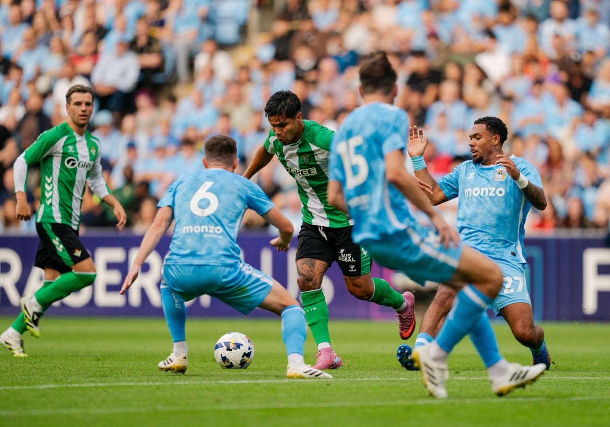 Un error y un golazo sellan el empate del Betis en Coventry (1-1)