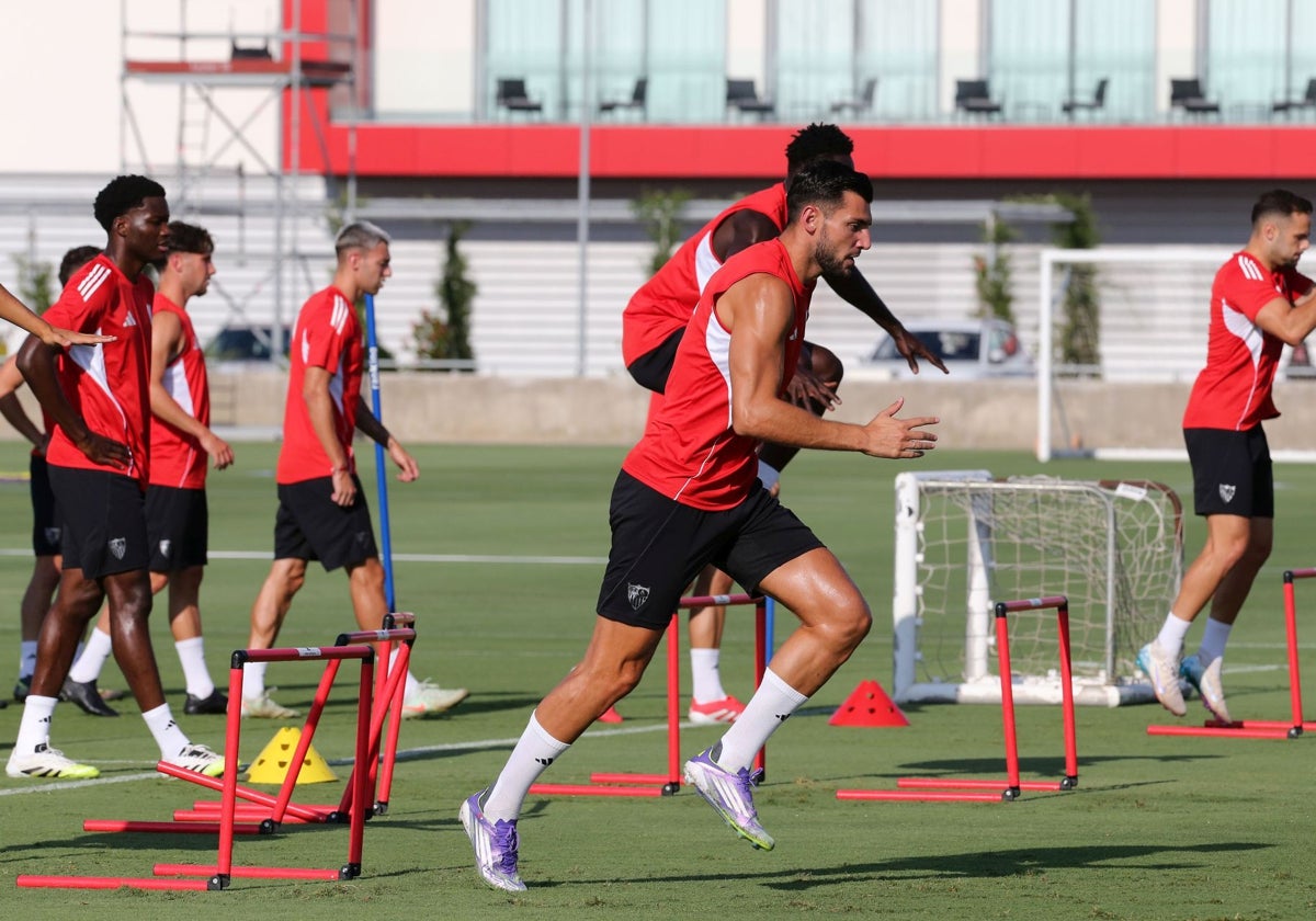 Rafa Mir, en un entrenamiento del Sevilla FC