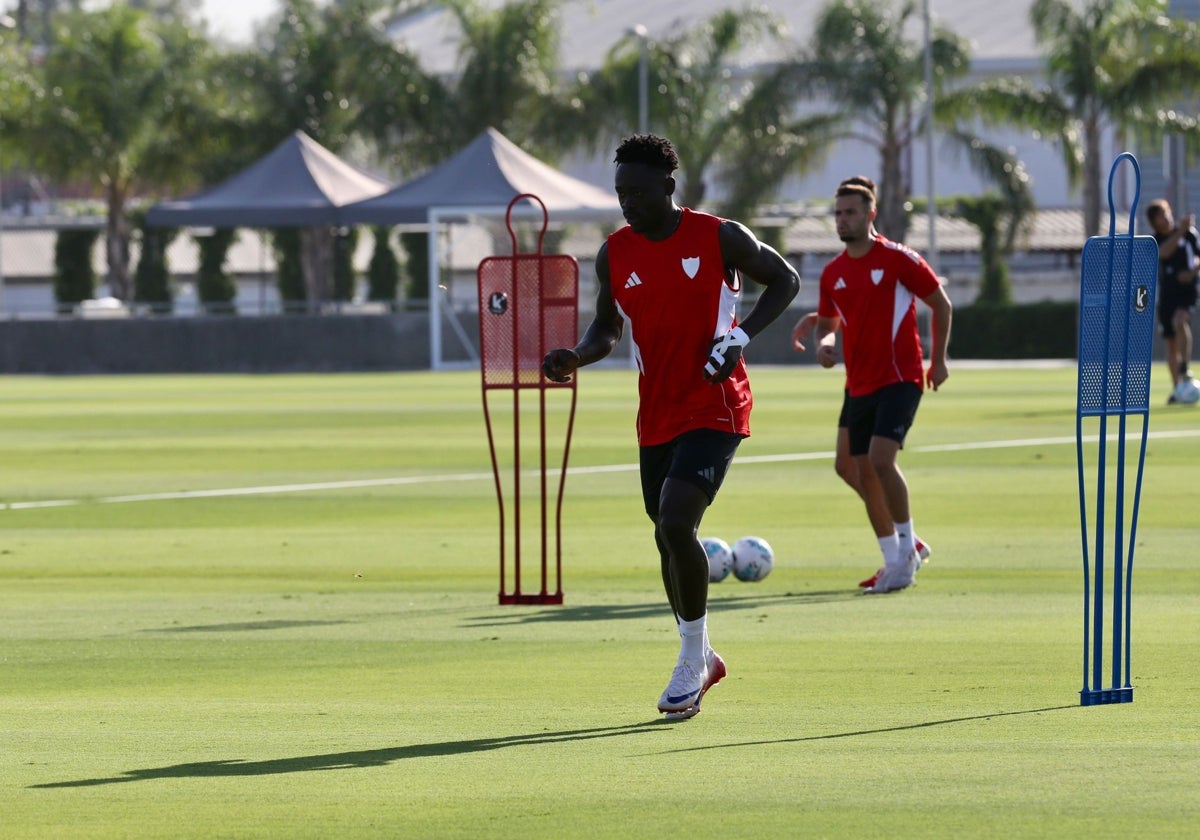 Akor Adams, durante un entrenamiento con el Sevilla FC