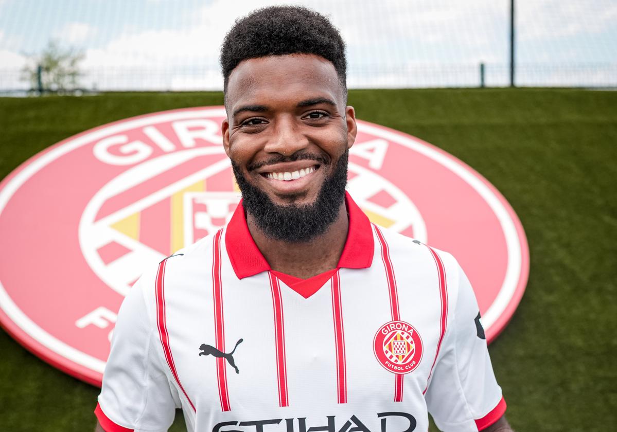 Thomas Lemar con la camiseta de su nuevo club, el Girona FC
