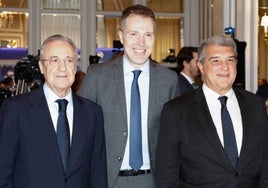 Florentino Pérez y Joan Laporta, junto al presidente de A22, promotora de la Superliga