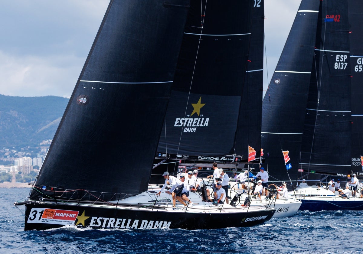 El Estrella Damm y el Nadir en plena acción en la bahía de Palma