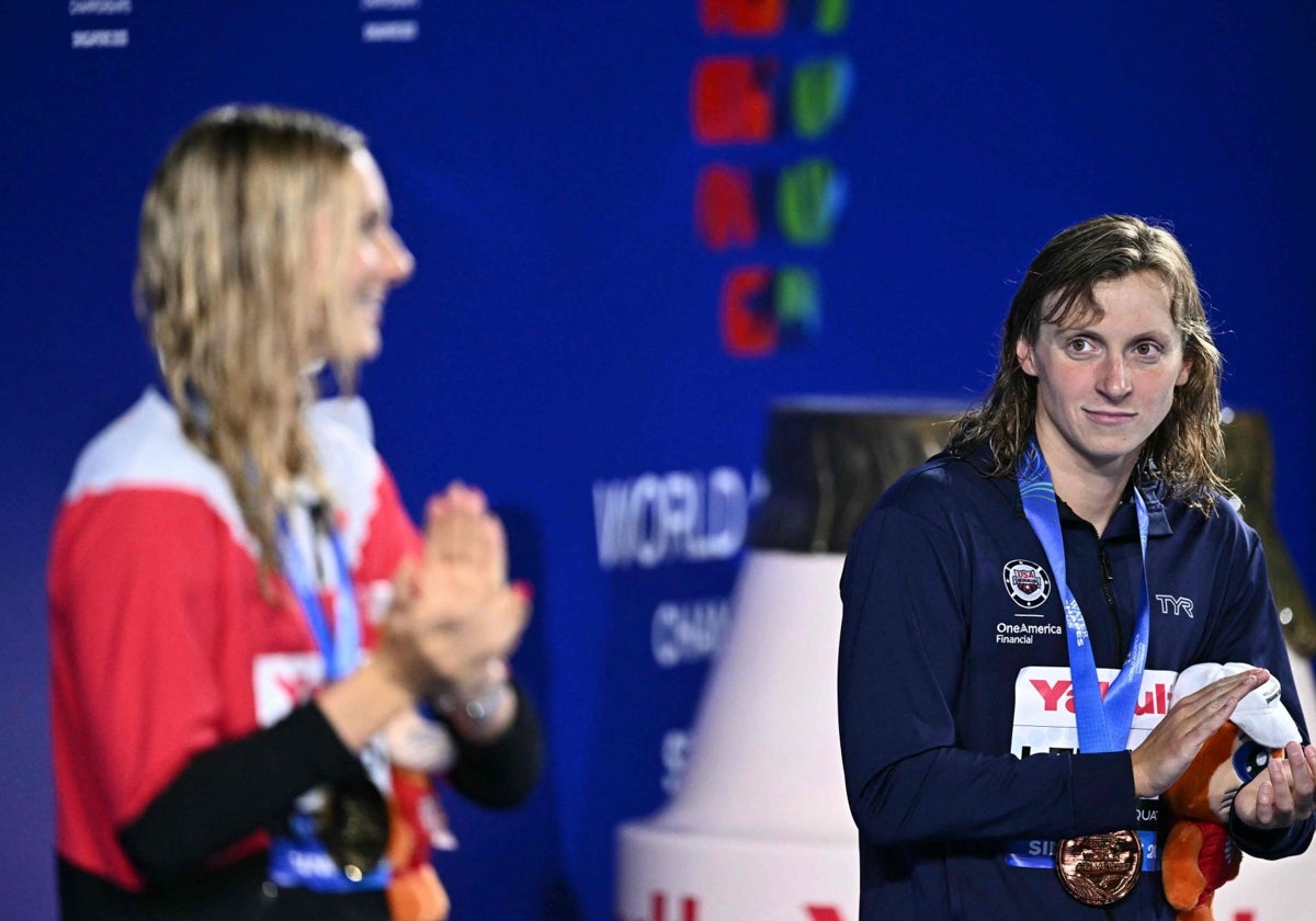 Ledecky, con el bronce, aplaude a McIntosh en el podio tras el 400 libres