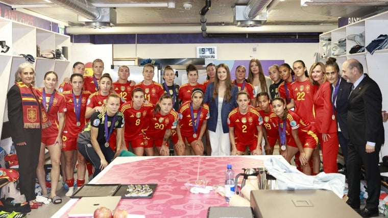 Tomé, Louzán , Bellver y las jugadoras posan junto a la princesa Leonor y la infanta Sofía tras perder la final
