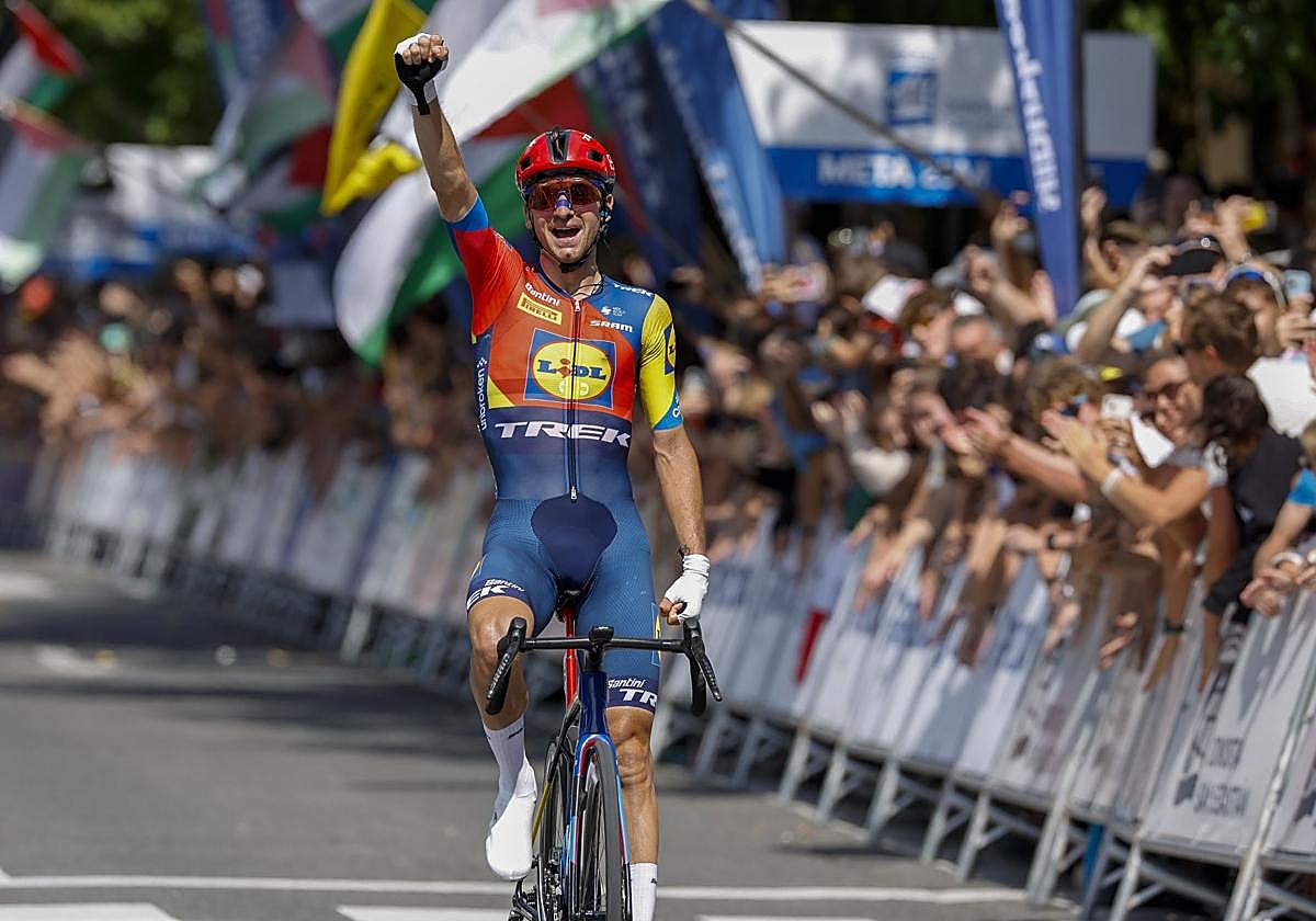 El ciclista italiano Giulio Ciccone celebra su victoria en la Clásica de San Sebastián