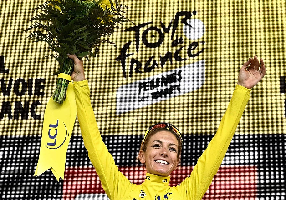 Pauline Ferrand-Prevot, en lo alto del podio del Tour de Francia