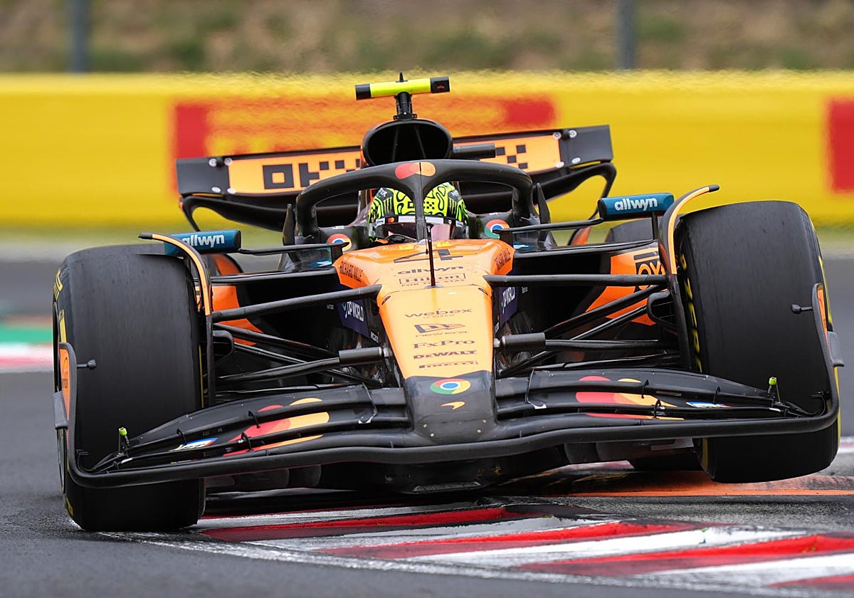 Lando Norris se sube por el piano durante la carrera en Hungría