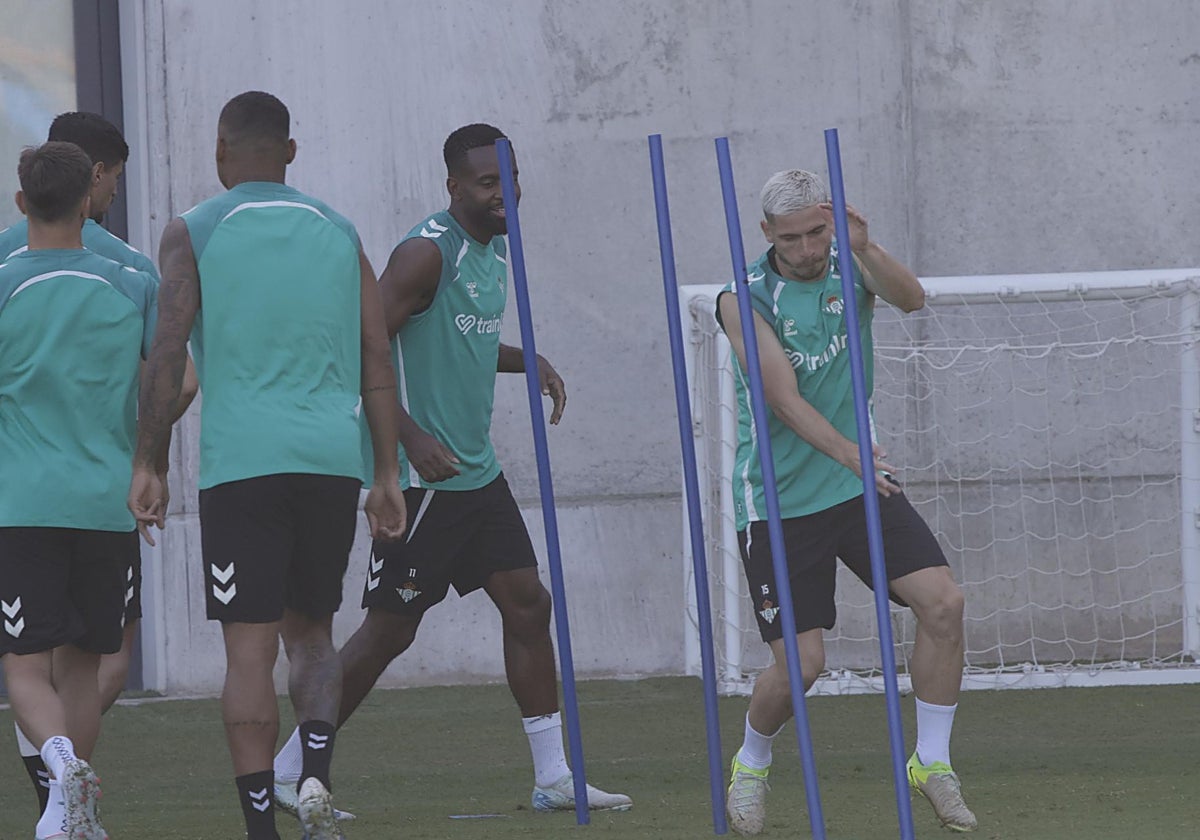 Perraud sortea unas picas delante de Bakambu durante el entrenamiento del Betis