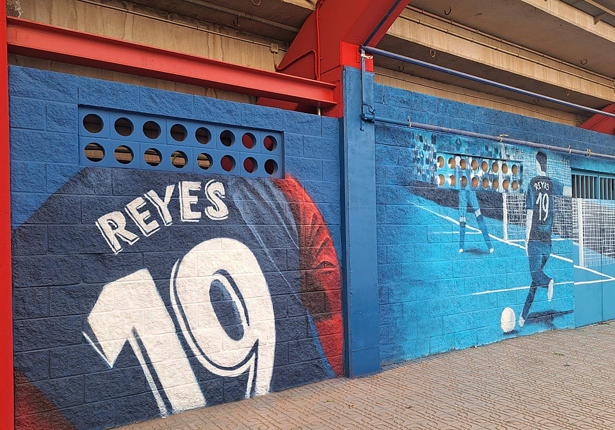 Mural dedicado a José Antonio Reyes en los exteriores del Francisco de la Hera