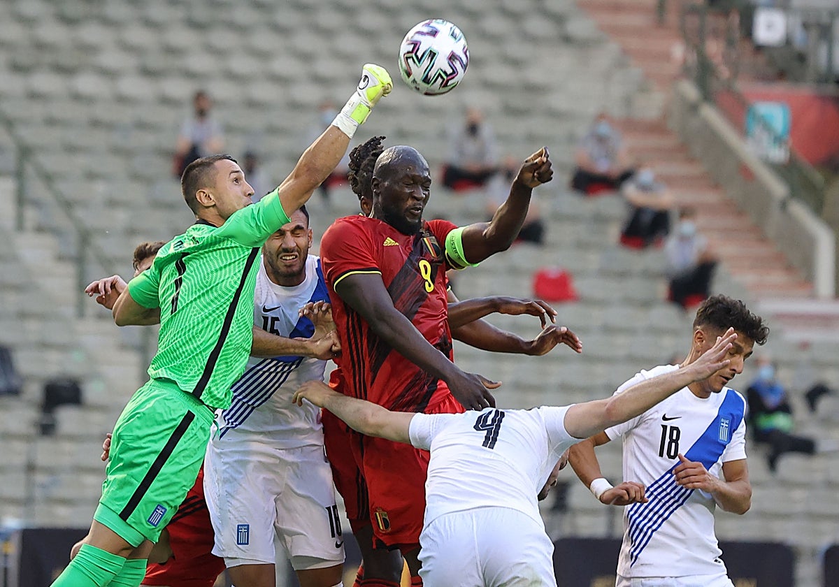Vlachodimos realiza un despeje durante un amistoso entre Grecia y Bélgica