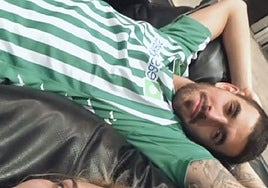 Nuevo guiño de Dani Ceballos: posa vistiendo una camiseta del Betis