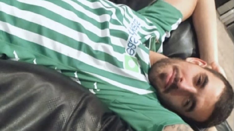 Nuevo guiño de Dani Ceballos: posa vistiendo una camiseta del Betis