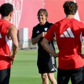 Matías Almeyda, sonriente, en un entrenamiento del Sevilla FC