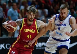Juancho Hernangómez intenta superar a Jan Zidek en el amistoso ante la República Checa