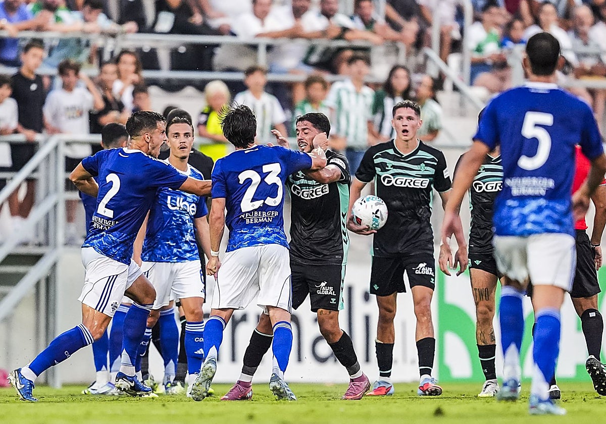 Fornals y Perrone, enzarzados durante el Betis - Como disputado en La Línea