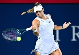 Jéssica Bouzas golpea la pelota ante Venus Williams en Cincinnati
