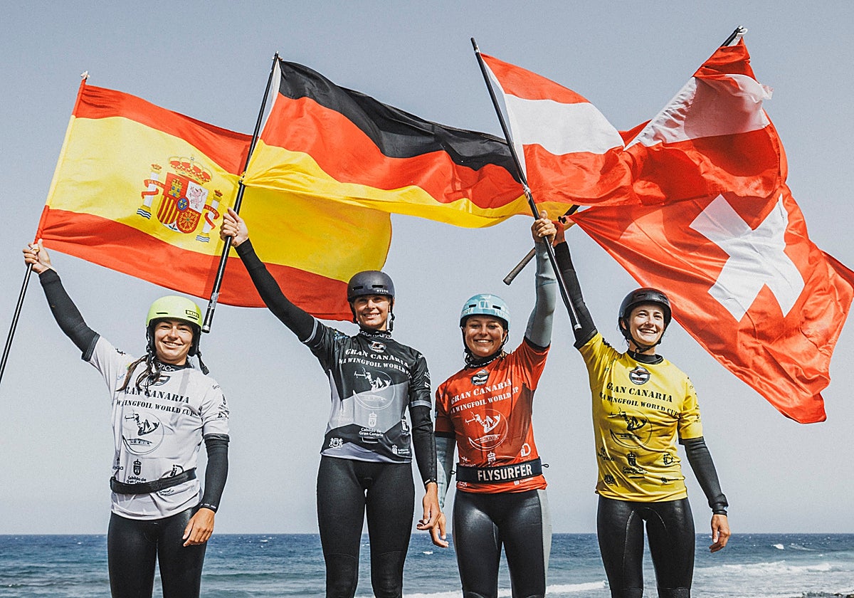 Mar de Arce a la izquierda en el podio del Mundial de Wigfoil en Gran Canaria