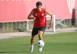 Juanlu, en el entrenamiento de este viernes, penúltimo antes del viaje del Sevilla para jugar ante el Toulouse