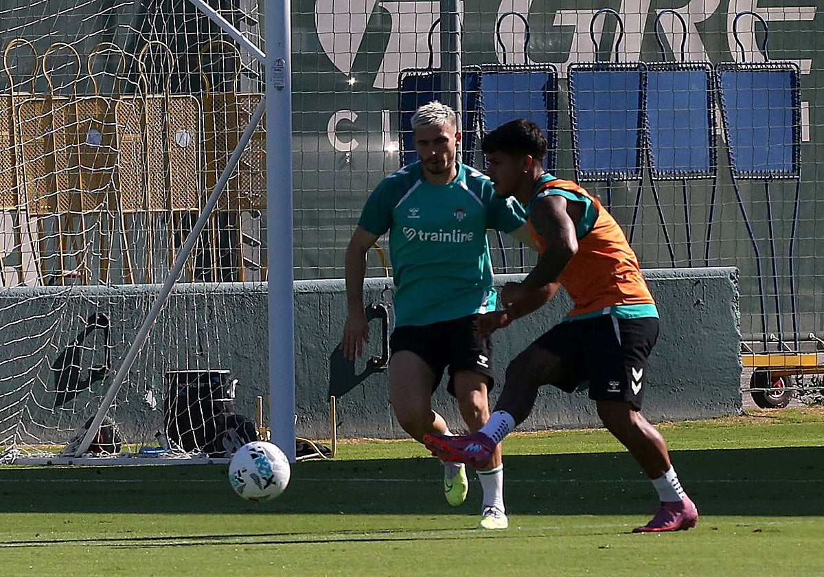 Romain Perraud tapa al Cucho Hernández en un entrenamiento de esta pretemporada