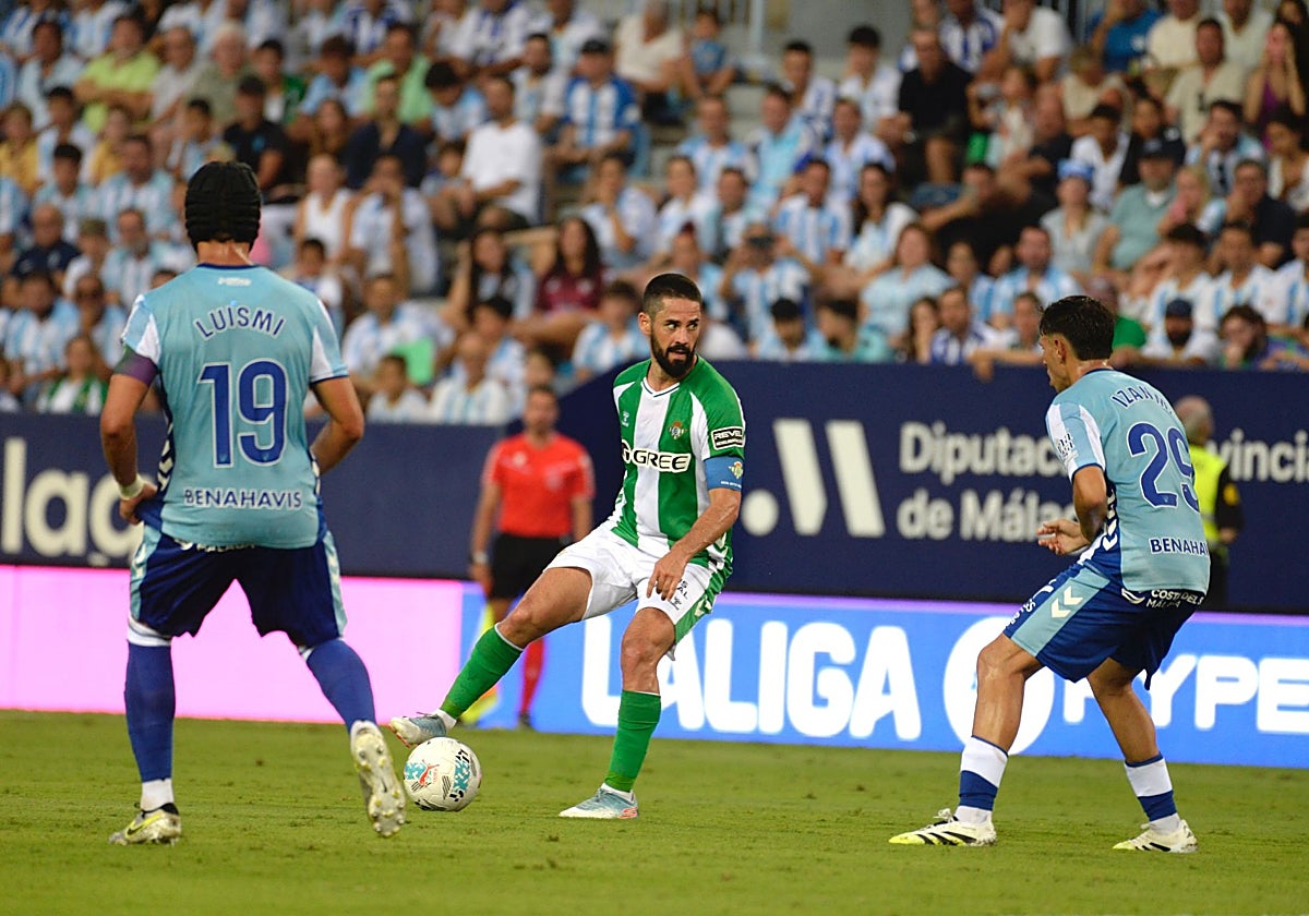 Isco controla el balón durante el Málaga - Betis