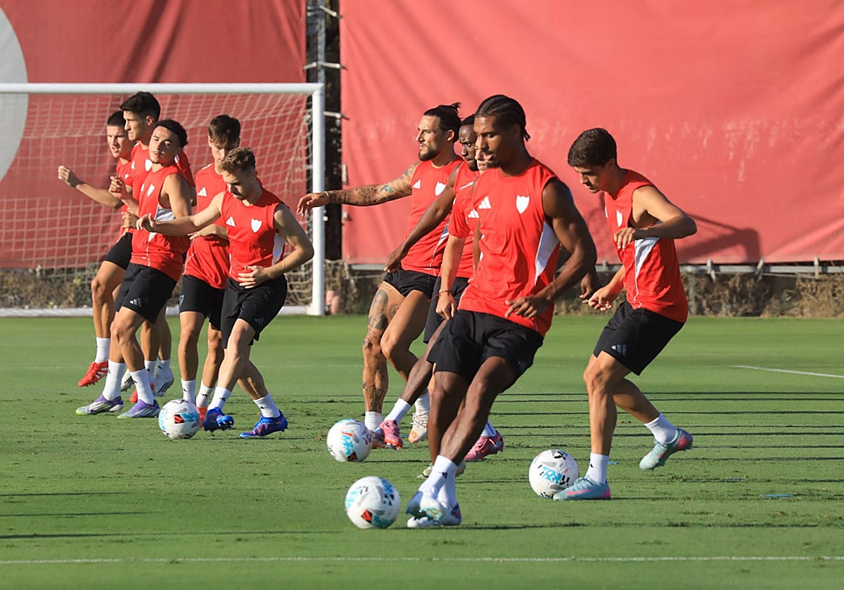 Badé, durante un entrenamiento del Sevilla en pretemporada