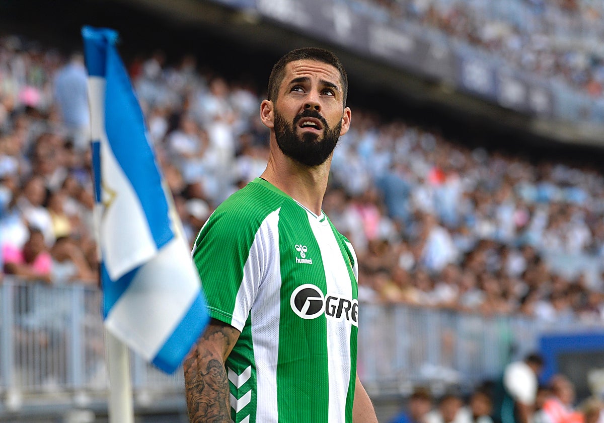 Isco mira a la grada durante el Málaga - Betis en La Rosaleda antes de la lesión