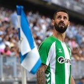Isco mira a la grada durante el Málaga - Betis en La Rosaleda antes de la lesión