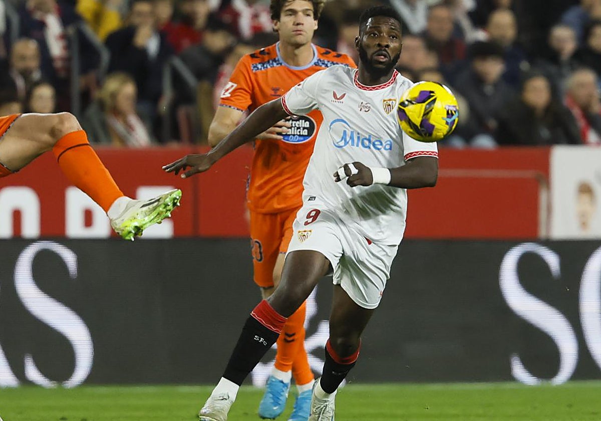 El delantero nigeriano del Sevilla Kelechi Iheanacho y el defensa sueco del Celta de Vigo Carl Starfelt